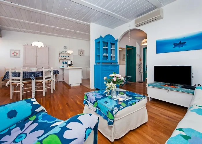 아파트 Riva Blu Sea View 로비니